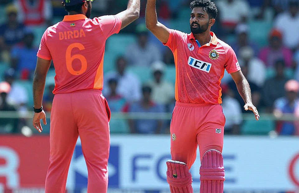 কুল-চা: যে জুটি মাঠ থেকে সরে গেল, কিন্তু মাঝের ওভারের শব্দ রয়ে গেল কুল-চা: যে জুটি মাঠ থেকে সরে গেল, কিন্তু মাঝের ওভারের শব্দ রয়ে গেল